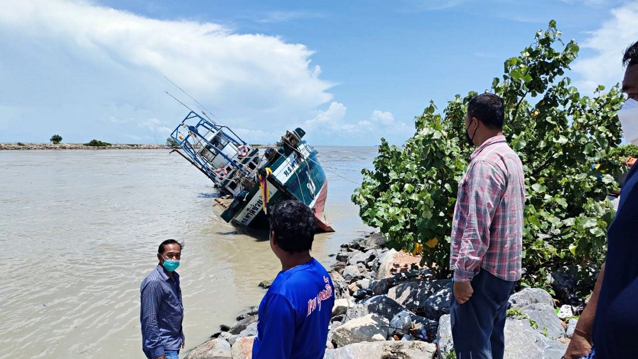 น้ำป่าเมืองคอนซัดเรือประมงหลุดท่า ออกไปลอยกลางทะเล 30 ลำ ล่มปากแม่น้ำ 1