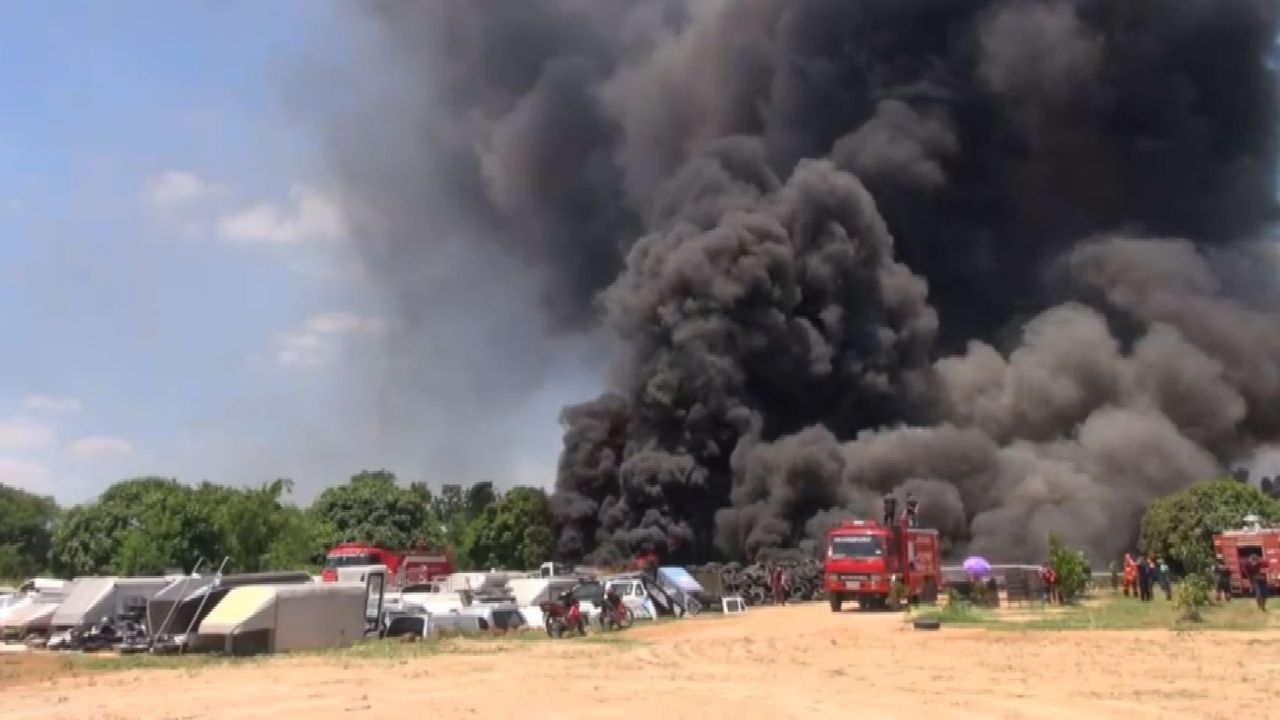 ดับแล้วไฟไหม้กองยางรถยนต์เก่า ใกล้ย่าน ศก.เมืองปราจีน คาดเผาขยะลามไปติด