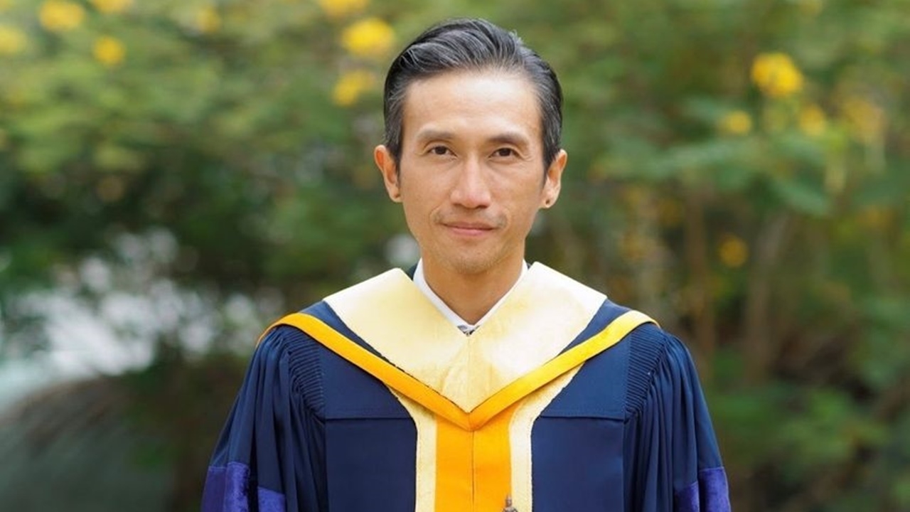 ตูน บอดี้สแลม เข้ารับปริญญากิตติมศักดิ์จากรามคำแหง