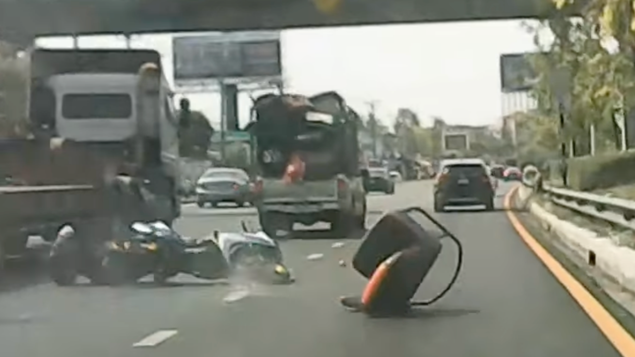 เปิดคลิปกระบะมักง่ายทำเก้าอี้หล่น โดนมอเตอร์ไซค์ล้ม รถบรรทุกหวิดเหยียบ