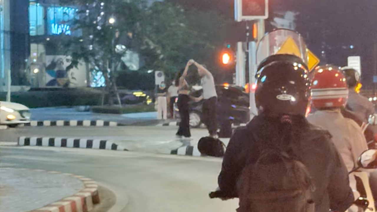 "คู่รักต่างชาติ" ใช้เวลาว่างระหว่างรอข้ามถนน เต้นโชว์น่ารักกลางสี่แยก (คลิป)