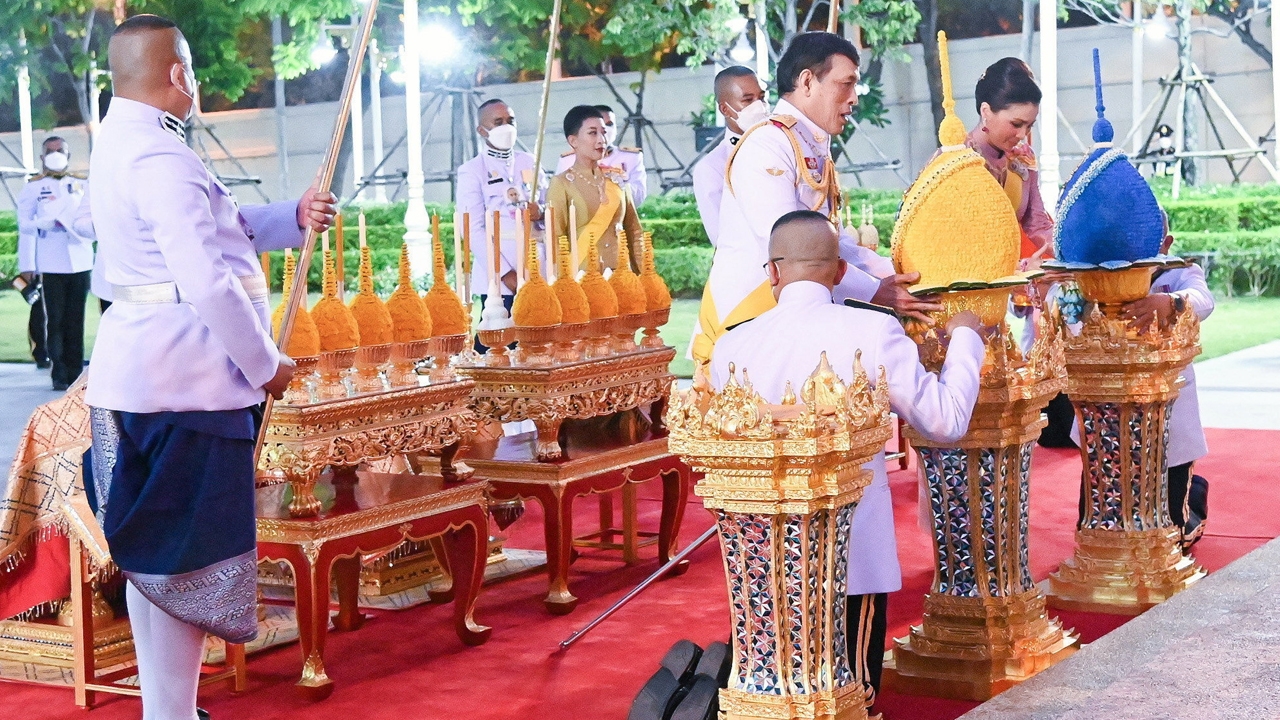 ในหลวง-พระราชินี เสด็จฯไปในการพระราชพิธี วันพระบาทสมเด็จพระพุทธยอดฟ้าจุฬาโลกมหาราช