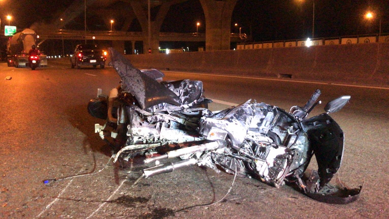 จยย.ซิ่งแซงสิบล้อ พลาดมุดใต้ท้องถูกขยี้แหลก คนขับสาหัส-คนซ้อนตายสยอง