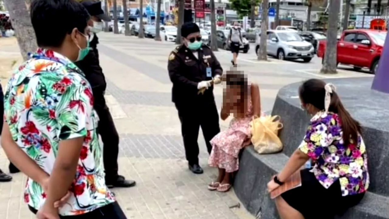 ศูนย์คุ้มครองคนไร้ที่พึ่ง-เมืองพัทยา ช่วยนำตัว "แม่สายหยุด" ส่ง รพ.รักษา