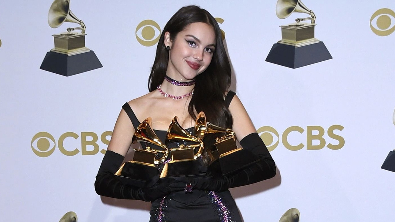 โอลิเวีย โรดริโก-ซิลค์ โซนิค-จอน บาติสต์ ชื่นมื่นบนเวทีแกรมมี่
