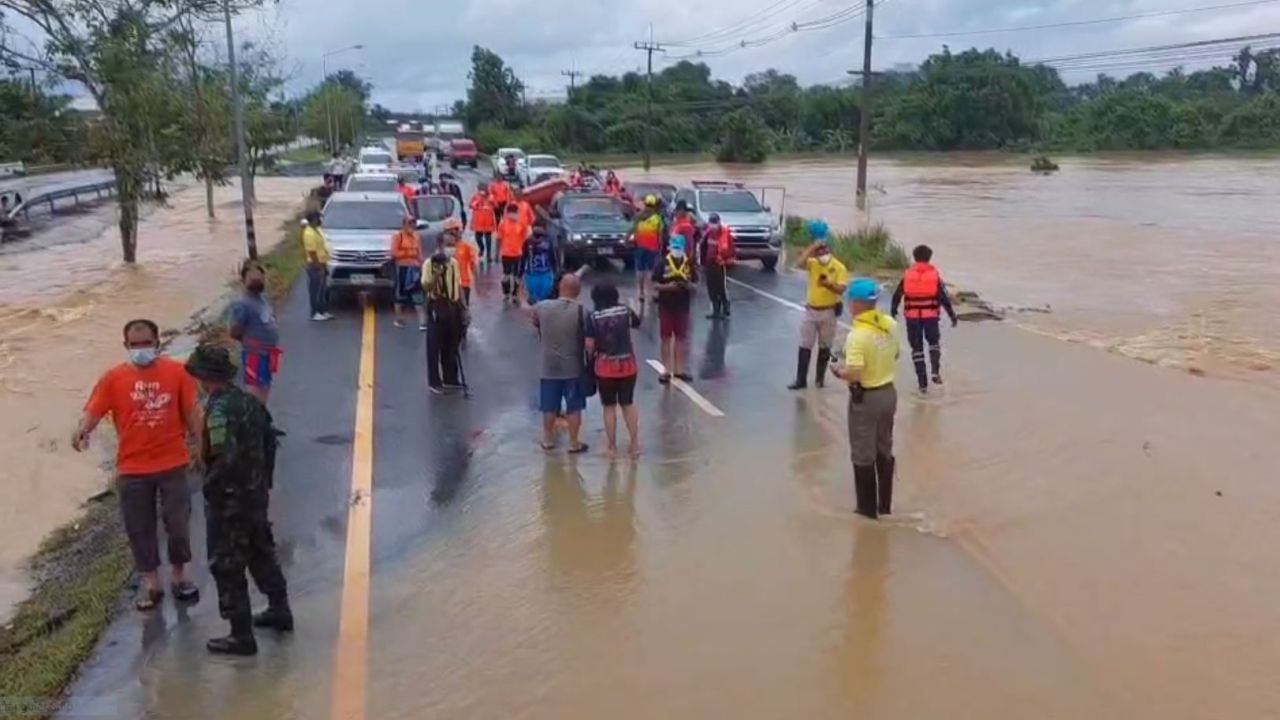 น้ำท่วมเมืองคอน ปิด มรภ. 1 วัน อ.สิชล พื้นที่เกษตร สวนยางโดนท่วมวงกว้าง