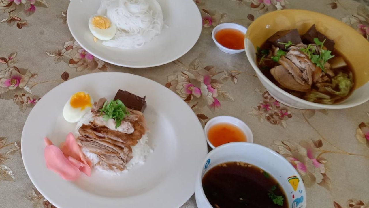 ร้านอาหารภูเก็ต โต้ดราม่าข้าวจาน 200 เผยมีราคาคนไทย แต่ลูกค้าไม่ยอมสั่ง