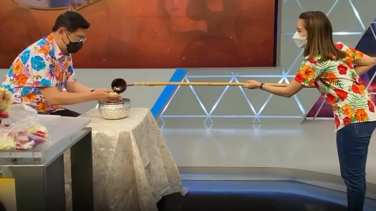 ไบรท์ พิชญทัฬห์ โชว์มิติใหม่รดน้ำสงกรานต์ สรยุทธ แบบเว้นระยะห่าง (คลิป)