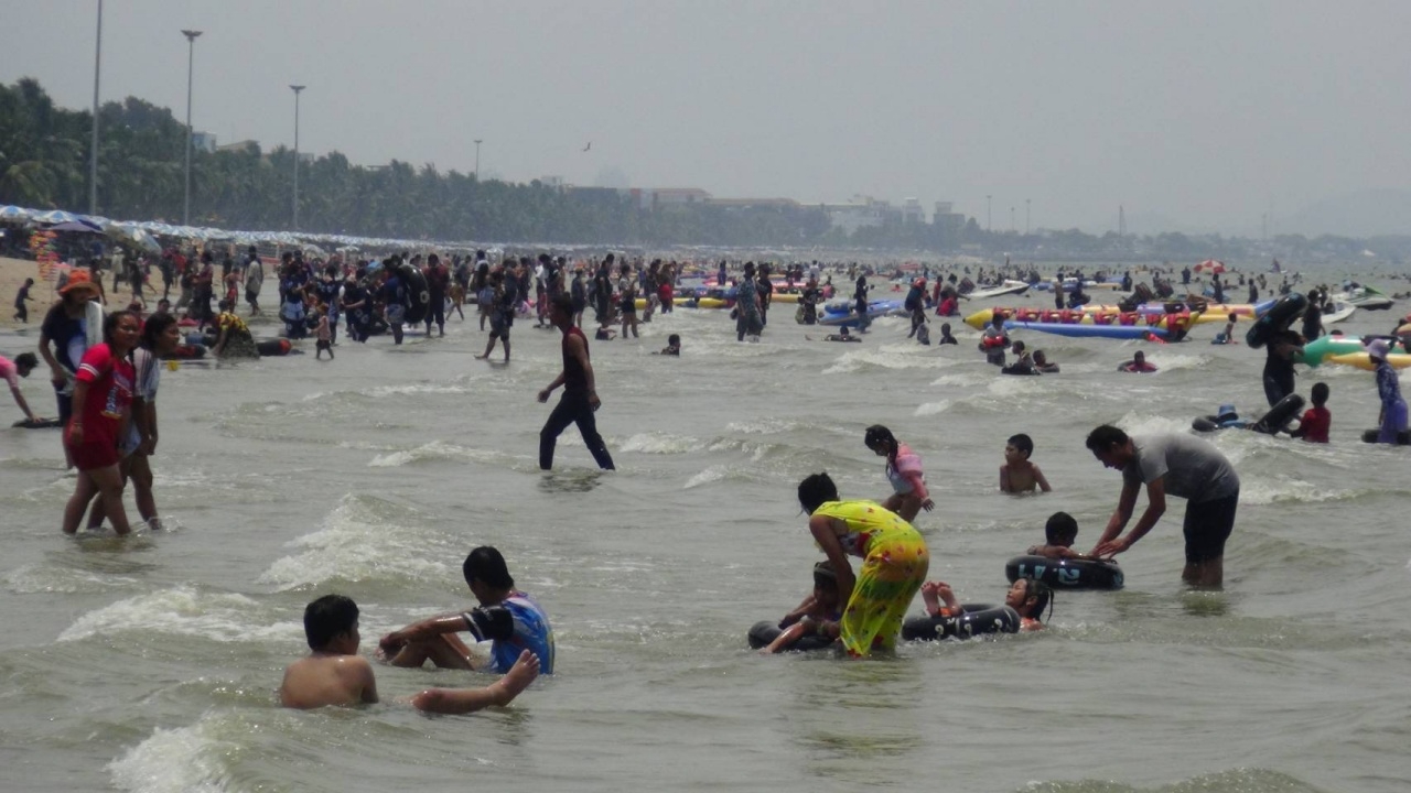 "ชายหาดบางแสน" สุดคึกคัก คนแห่เล่นน้ำช่วงวันหยุดวันสงกรานต์ 2565