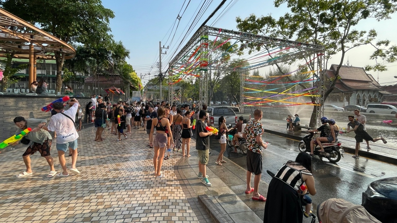 ไอแอมซอรี่ นทท.นึกว่าเชียงใหม่เล่นสงกรานต์ได้ เฮสาดน้ำกลางถนน