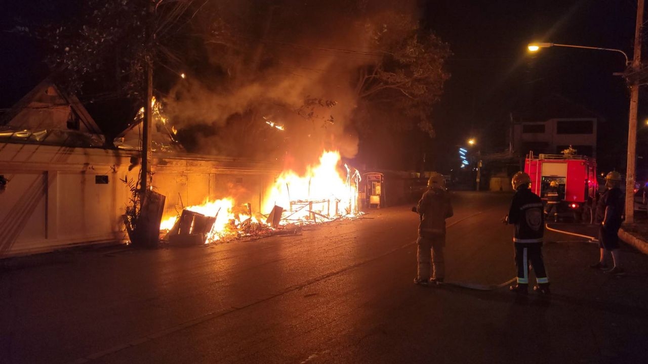 ไฟไหม้รับเช้ามืด เพิงขายของหลังวัดพระสิงห์เชียงใหม่ โชคดี จนท.มาดับทัน