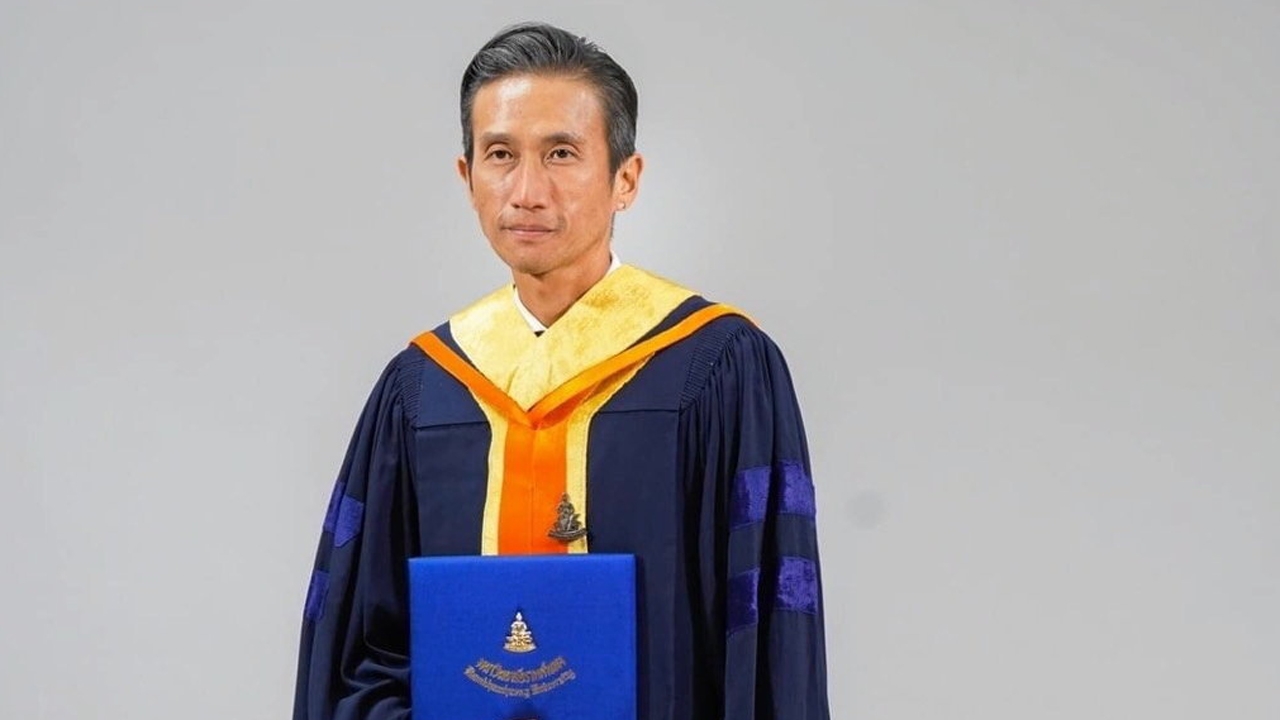 “ตูน-มี้ตู่-แอนดรูว์” ภูมิใจรับปริญญา “มหาบัณฑิต” “แพนเค้ก-พี่หมี” คว้า “ด็อกเตอร์”