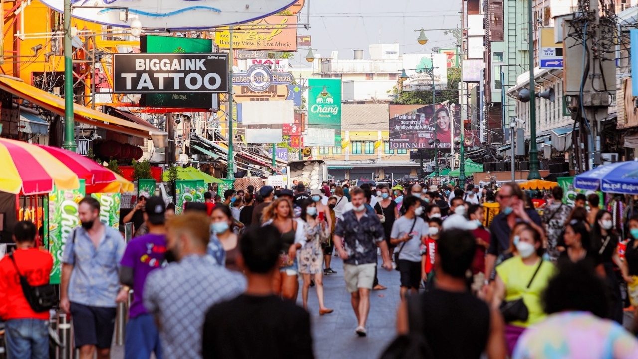 ประมวลภาพ งานสงกรานต์ วันที่ 2 ถนนข้าวสาร เจ้าหน้าที่คุมเข้มงดเล่นน้ำ