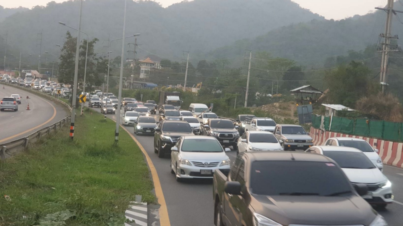 พหลโยธิน-มิตรภาพ ช่วงค่ำรถมาก มีชะลอตัวช่วงขึ้นเนินกลางดง 