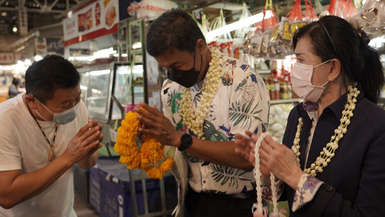 "ชัชชาติ" ควง "ปวีณา" ทำบุญสงกรานต์ ย้ำไม่มีนัย "เพื่อไทย" หนุน