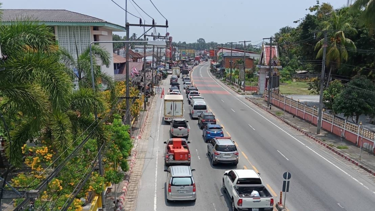 วันหยุดสงกรานต์ นักท่องเที่ยวแห่ขอพร "ไอ้ไข่" วัดเจดีย์ ทำรถติดนับชั่วโมง