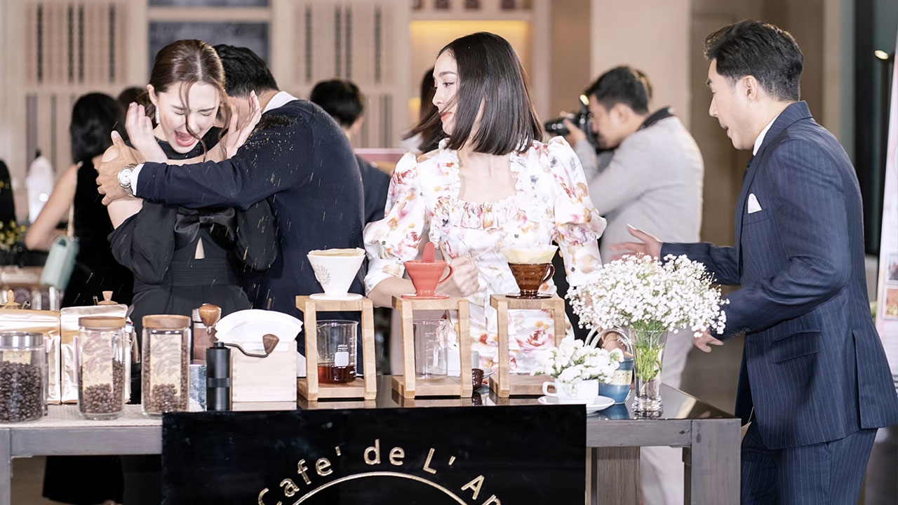 แพร หึง ท็อป เลือดขึ้นหน้า ละเลงสาดกาแฟร้อนใส่ เกรท-แพท ใน ปมเสน่หา