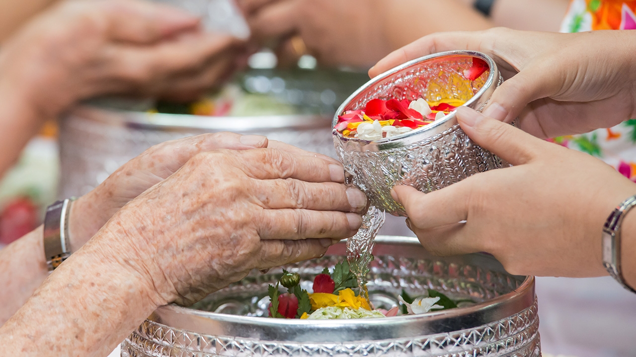 ฉากทัศน์โควิดหลังสงกรานต์ ติดเชื้อเป็นแสน รัฐให้ดูแลตัวเอง