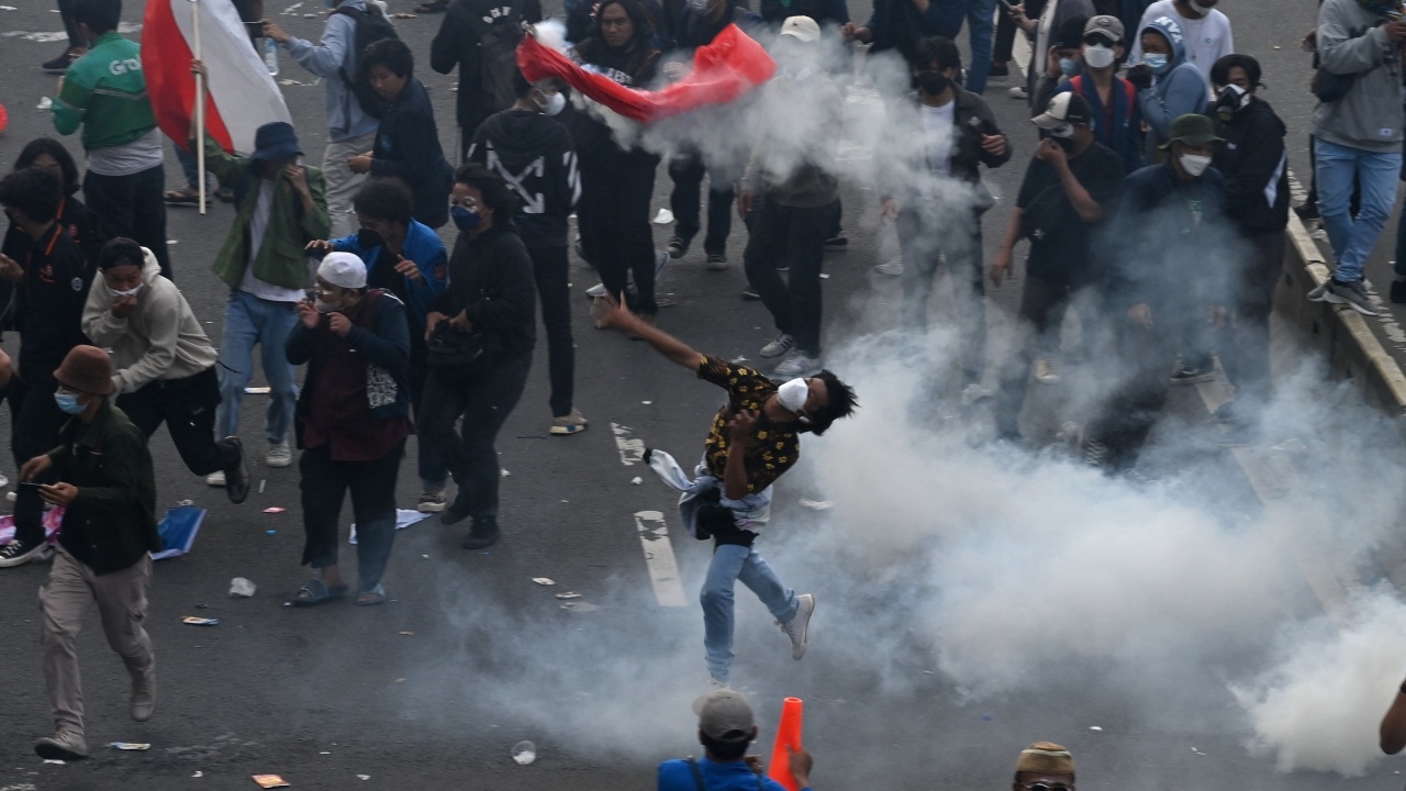 นักศึกษาอินโดฯ ออกประท้วงเดือด หลังข่าวลือปธน.หวังกุมอำนาจเกิน 2 สมัย 