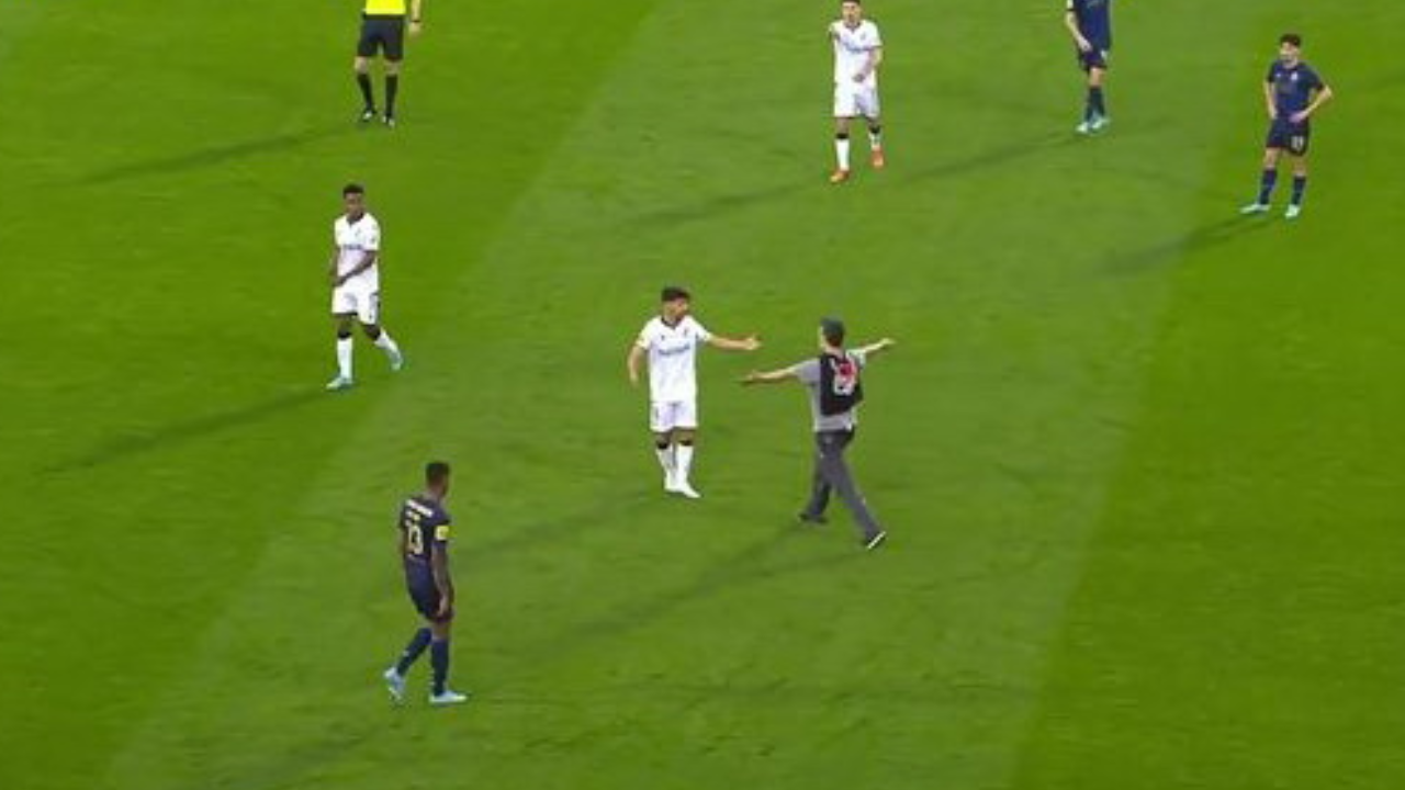 ห้าวไม่เบา แฟนบอลหน้ามึน เดินลงสนามหวดขานักบอล ก่อนโดนรวบออกนอกสนาม (คลิป)