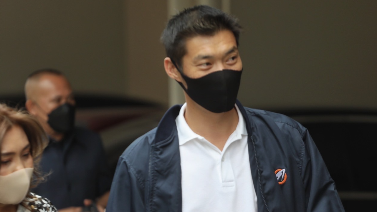 ศาลให้ประกัน วงเงิน 9 หมื่น คดี ม.112 "ธนาธร" ไลฟ์สด "วัคซีนพระราชทาน" 