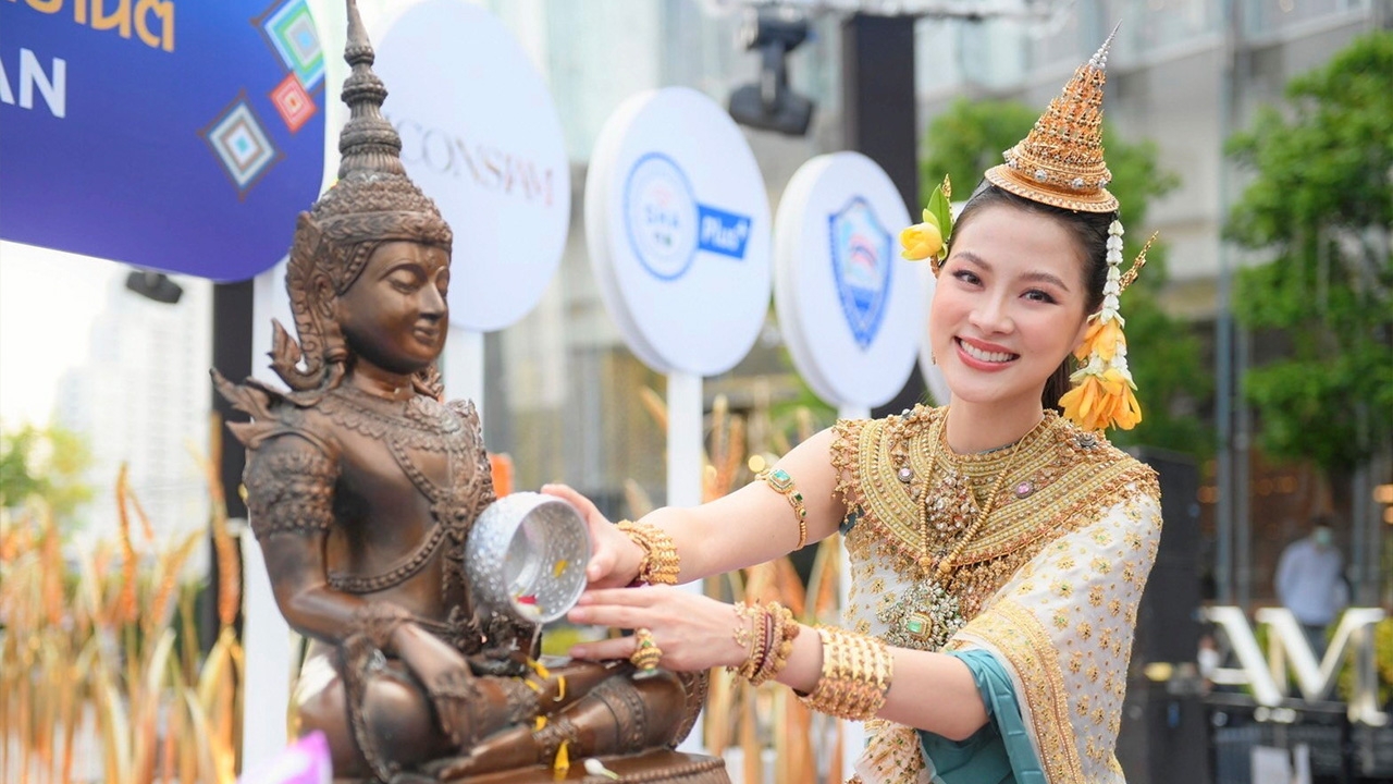 “ใบเฟิร์น พิมพ์ชนก” งามสง่าใน "นางกิริณีเทวี" นางสงกรานต์ประจำปี 2565 