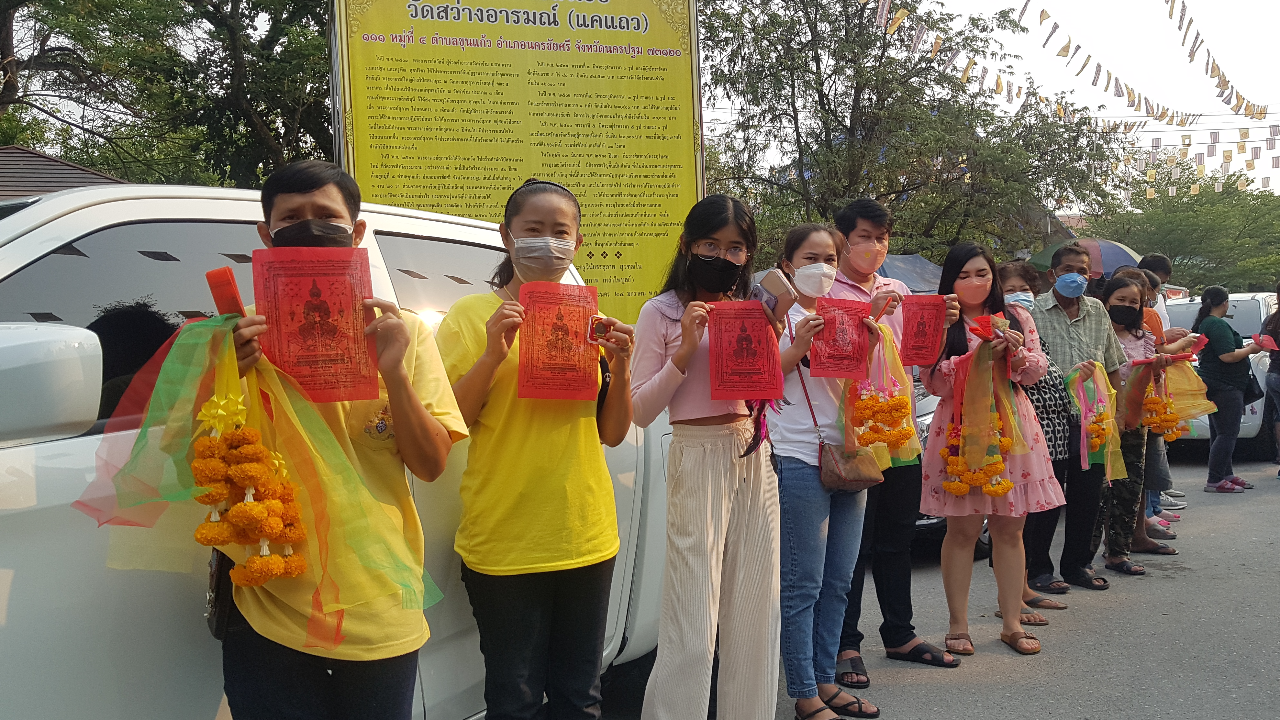 ใกล้สงกรานต์ คนแห่นำรถมาเจิมแน่นวัดสว่างอารมณ์ พร้อมขอ "เลขเด็ด"