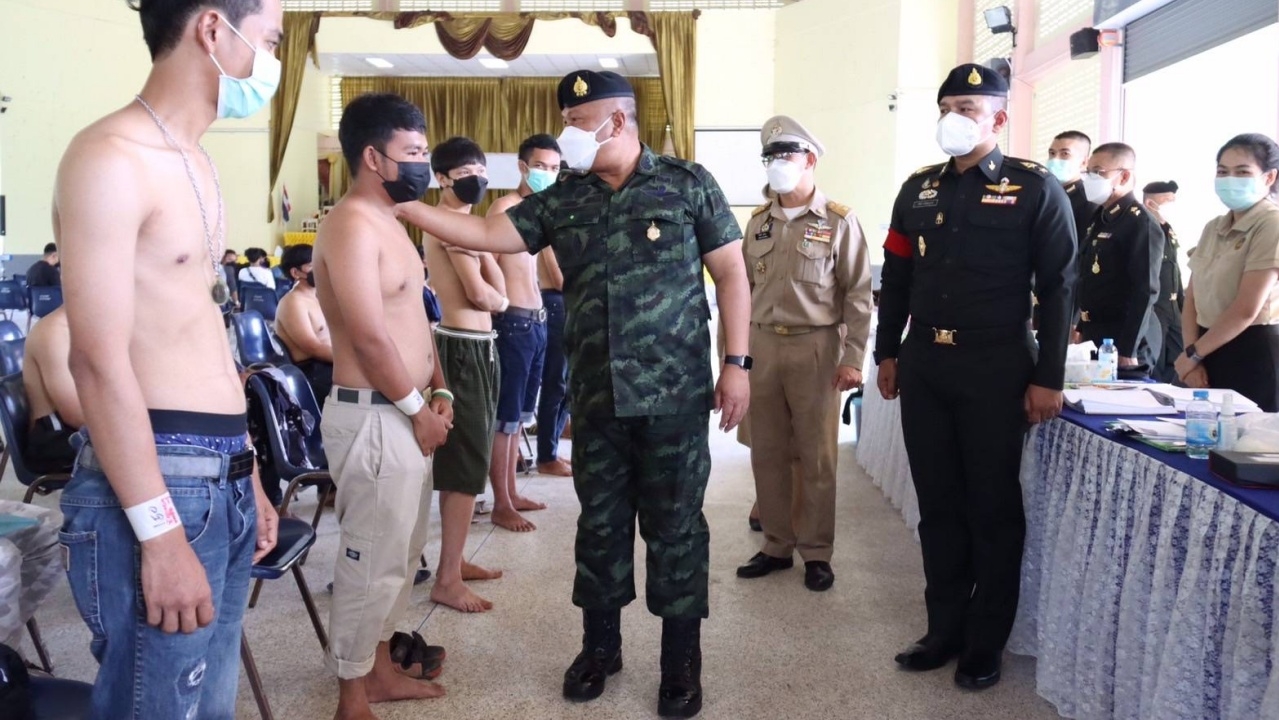 มทภ.4-ผบ.พล.ร.5 เยี่ยมหน่วยเกณฑ์ทหาร พร้อมต้อนรับน้องๆ สู่รั้วกองทัพ