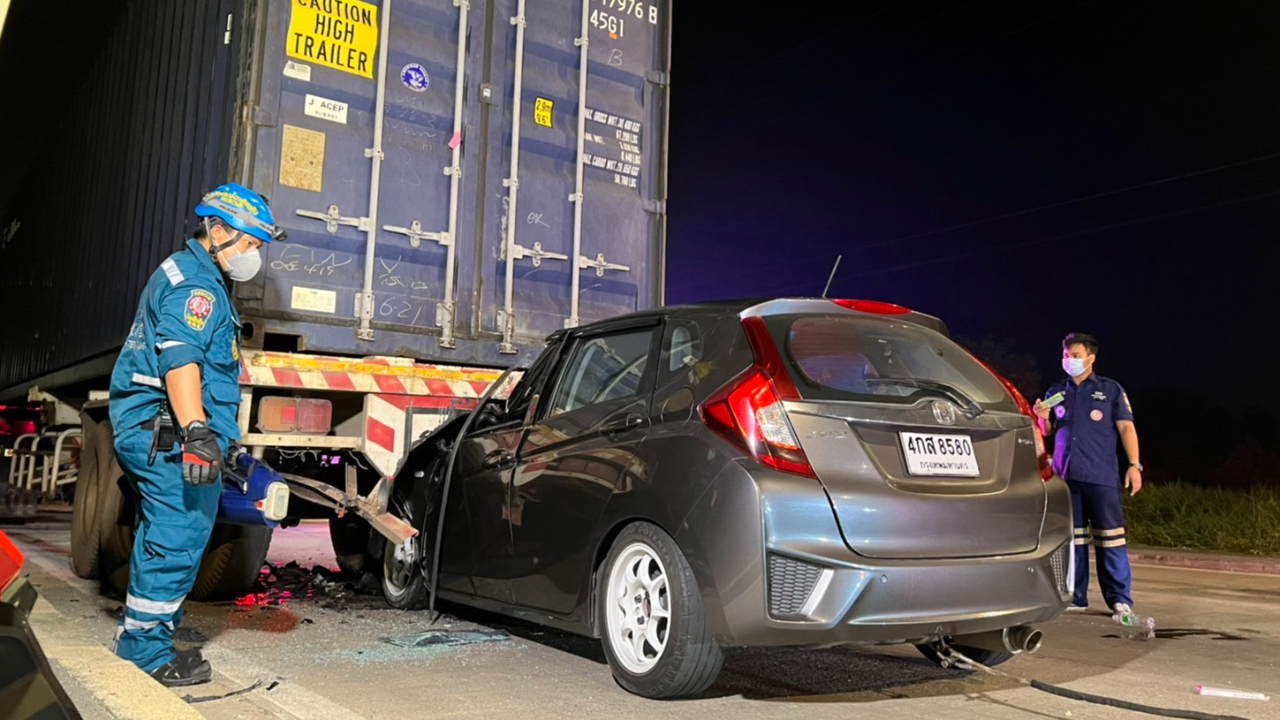 หนุ่มซิ่งเก๋ง เสยท้ายรถพ่วง จอดหน้าโรงพัก สุดยื้อเจ็บหนัก-เป็นศพสลด