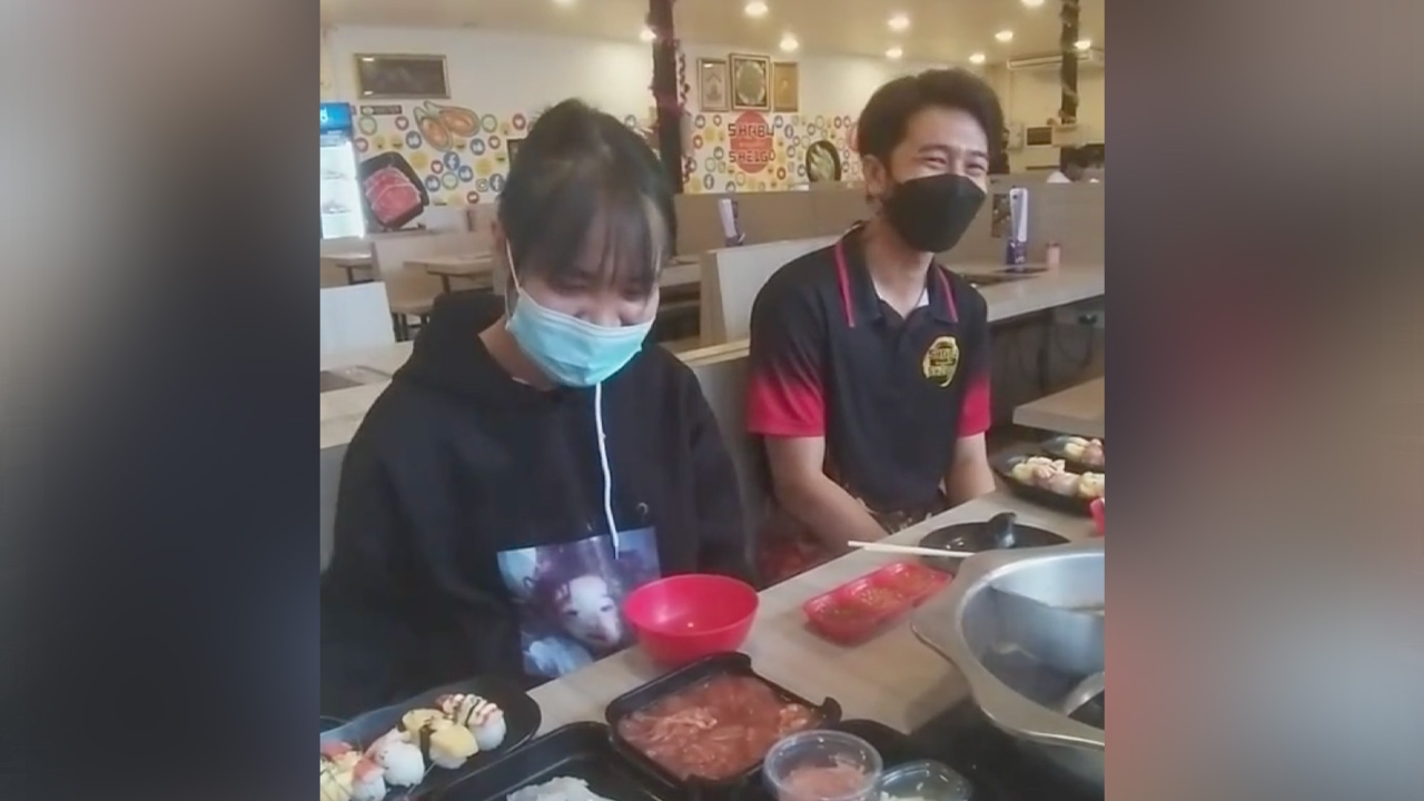 ไวรัล คุณแม่สายฮา เจอเด็กเสิร์ฟหน้าตาดี งานนี้ชงให้ลูกสาวจนเขินหนักมาก