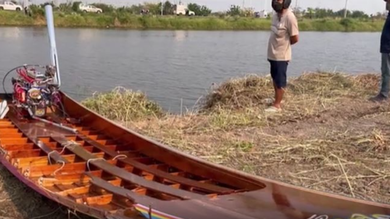 สลด หนุ่มลองความเร็ว ซิ่งเรือหางยาว หงายท้องพลิกคว่ำ กระแทกจมน้ำดับ