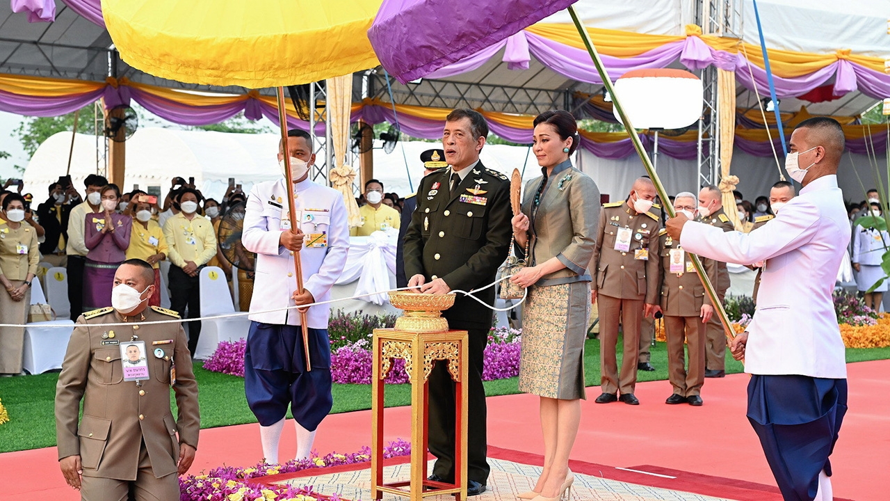 ในหลวง-พระราชินี หล่อพระบรมรูปสมเด็จพระนเรศวรมหาราช