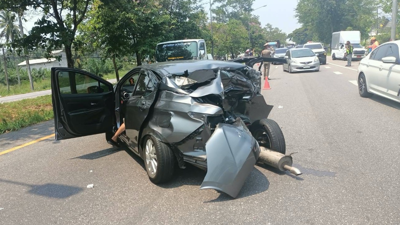 รถล่องใต้กลับบ้านสงกรานต์ ชนกัน 5 คันรวด บาดเจ็บ 3 ที่บางสะพาน