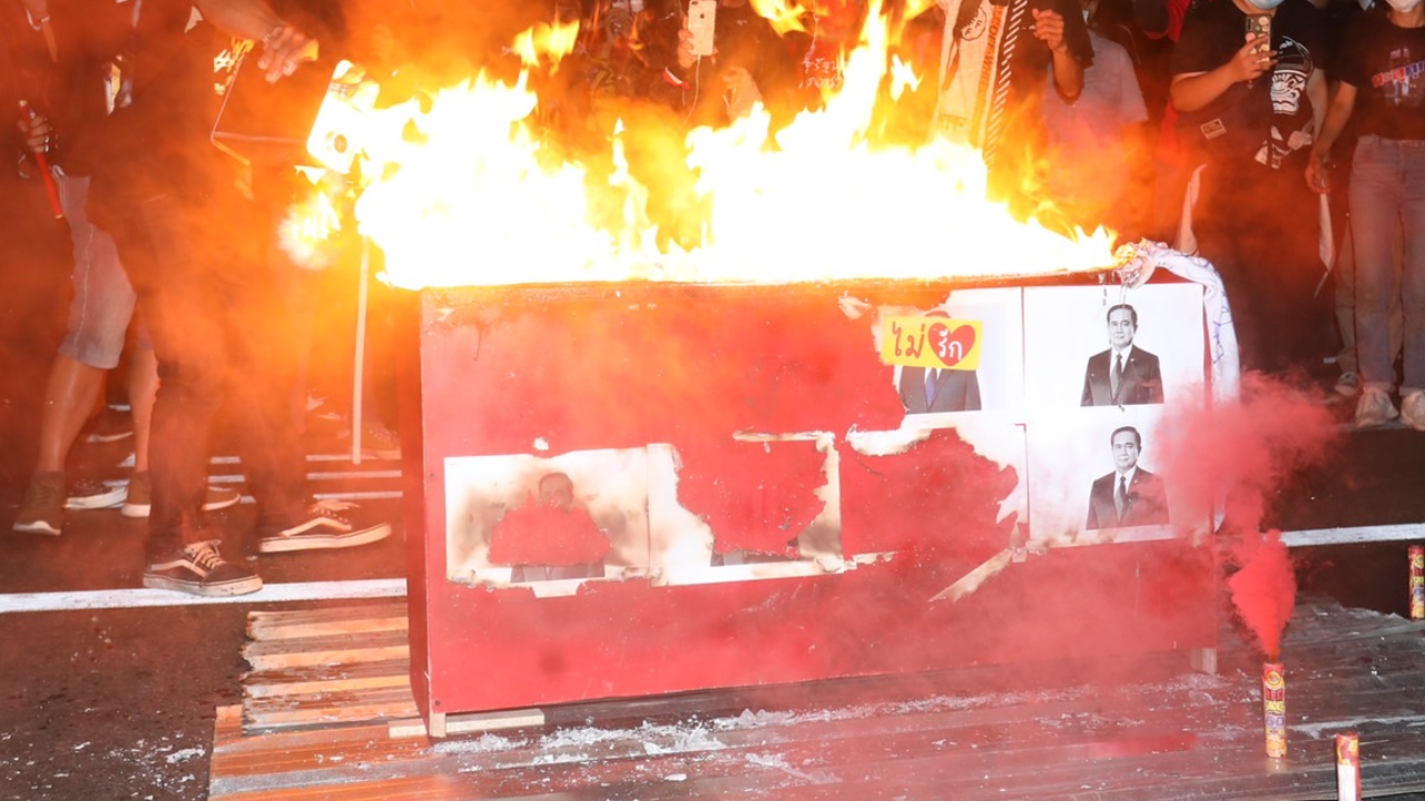 "ทะลุโลง" ยุติชุมนุม หลังจุดไฟเผาอุปกรณ์ชุมนุมที่มีรูป "บิ๊กตู่" ติดไว้ 