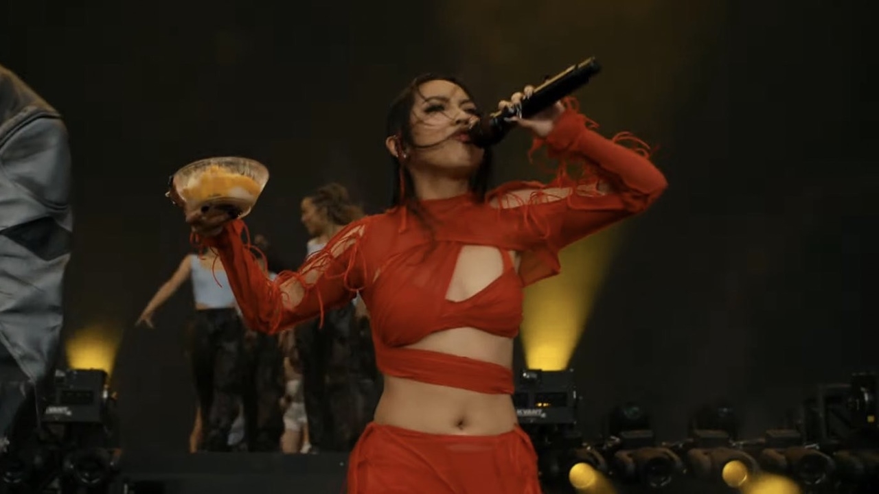 มิลลิ โดนด่าแรงไม่มีมารยาทกินข้าวเหนียวมะม่วงบนเวที แฟนคลับฟาดกลับทันที