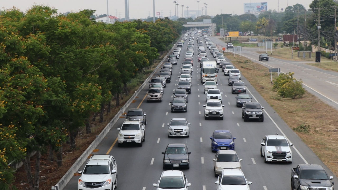 พรุ่งนี้ทำงาน ถนนสายเอเชีย รถเคลื่อนตัวช้าสลับหยุดนิ่ง เต็มทุกช่องจราจร