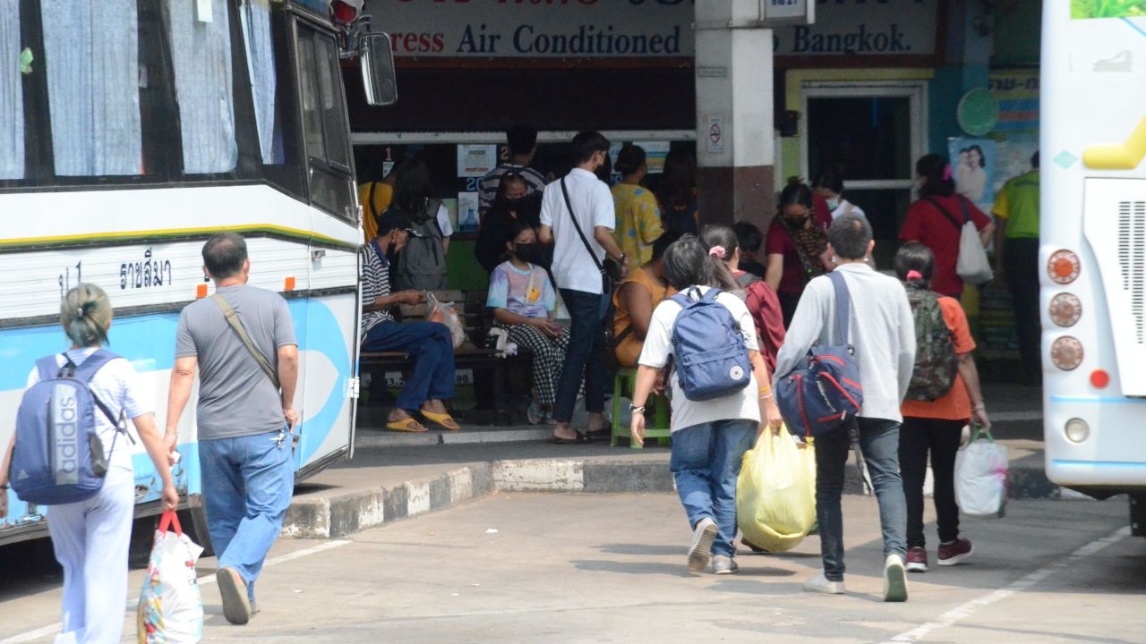 บขส.โคราชคนหนาตา ชาวอีสานขนอาหารแห้งขึ้นรถโดยสารกลับ กทม.และไปทำงาน 