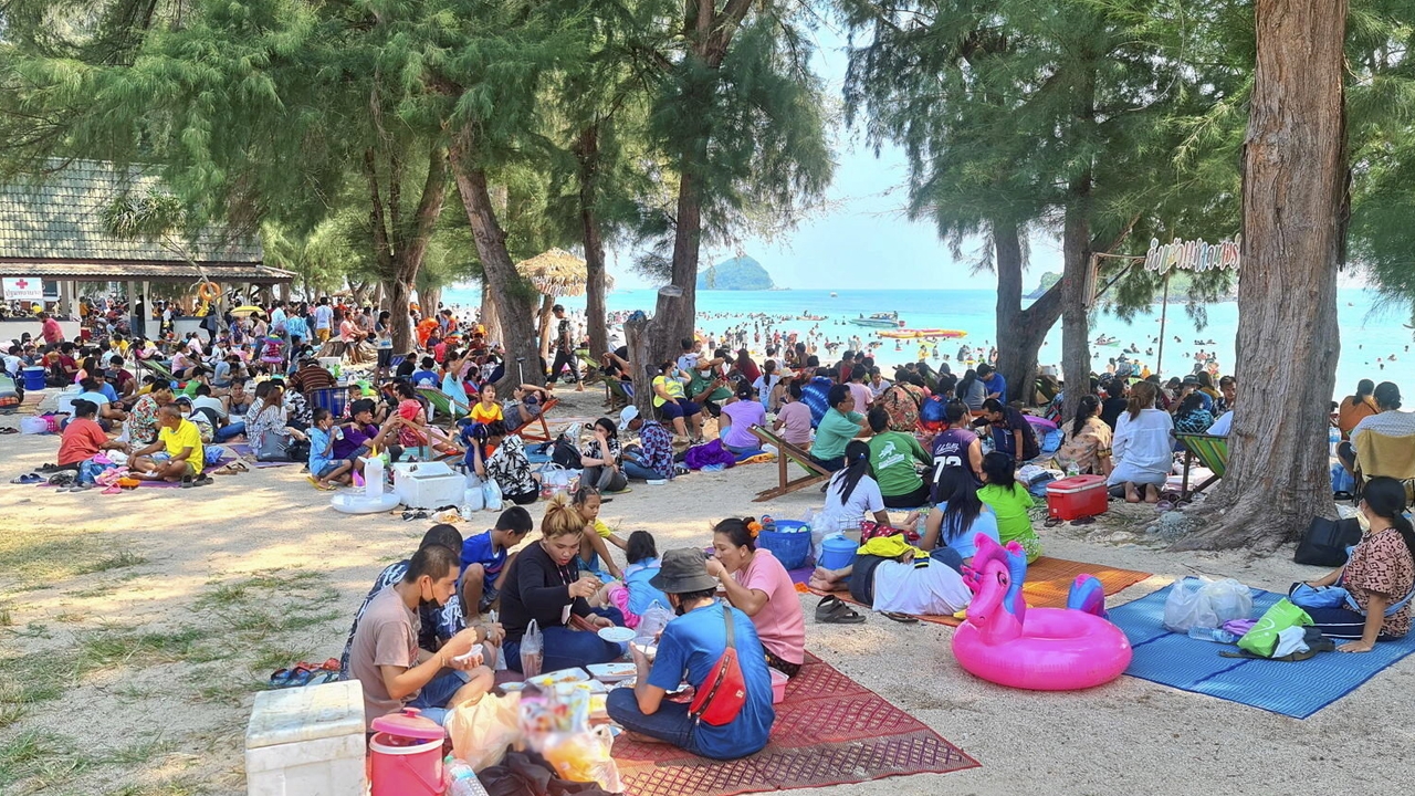 ชายหาดคึกคัก