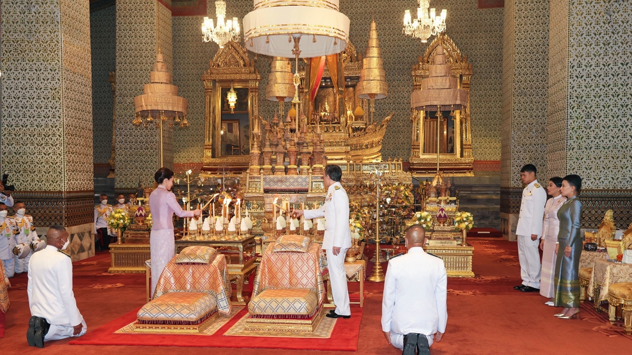 ในหลวง-พระราชินี เสด็จฯในการพระราชพิธีสงกรานต์ ณ พระที่นั่งอมรินทรวินิจฉัย