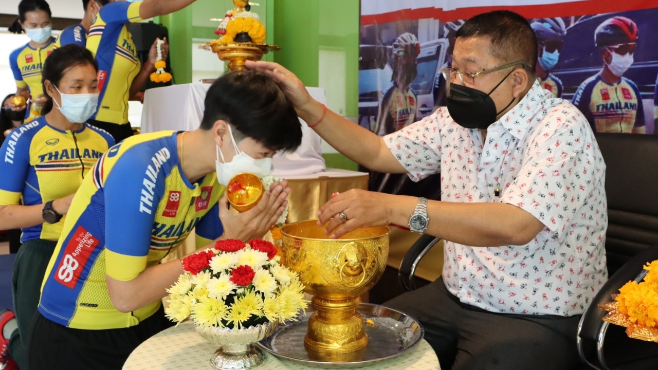 “เสธ.หมึก” เยี่ยมและให้กำลังใจนักกีฬาแคมป์เก็บตัวทีมชาติ-นักปั่นร่วมรดน้ำขอพร