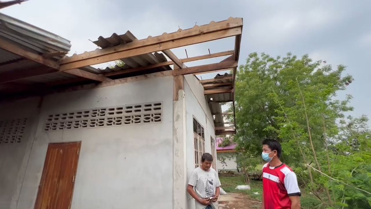 พายุฤดูร้อนพัดถล่ม 5 อำเภอที่มหาสารคาม บ้านเสียหายกว่า 150 หลังคาเรือน