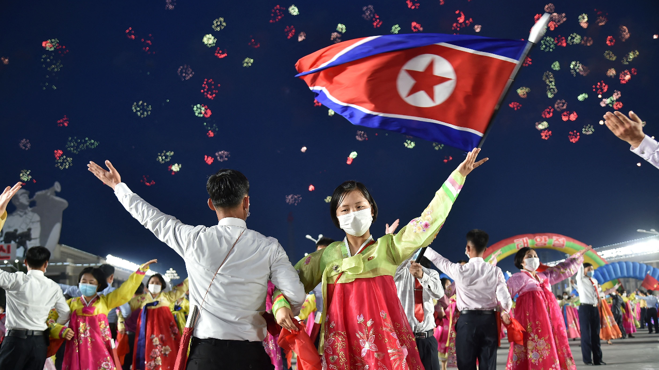  ชาวเกาหลีเหนือร่วมฉลองวันครบรอบ 110 ปี อดีตผู้นำสูงสุด "คิม อิล ซุง"