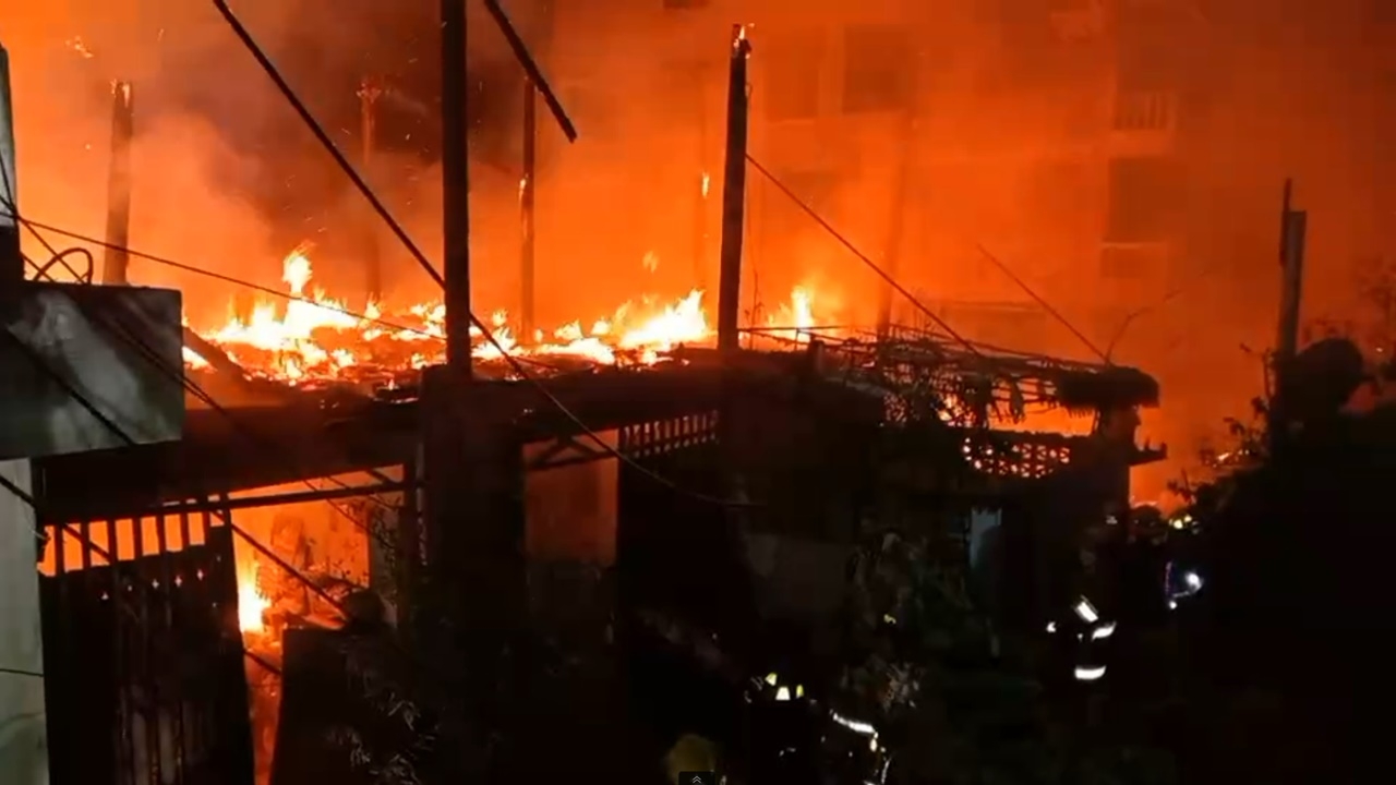 ระทึก เพลิงไหม้ชุมชนร่วมใจ ซ.สุขสวัสดิ์ 52 วอด 7 หลัง บาดเจ็บ 4 ราย