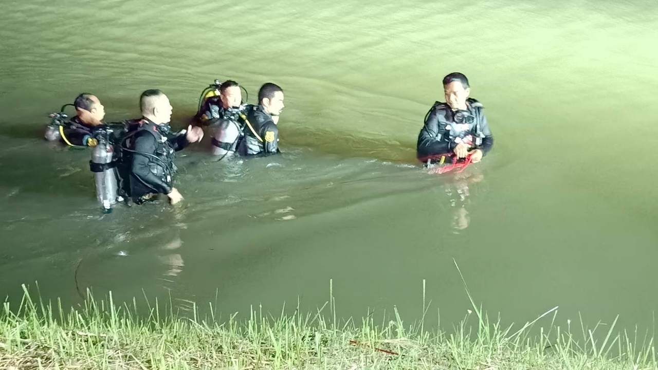 กลุ่มวัยรุ่นเล่นน้ำในคลองประปา หนุ่มวัย 16 หมดแรงจมน้ำดับสลด