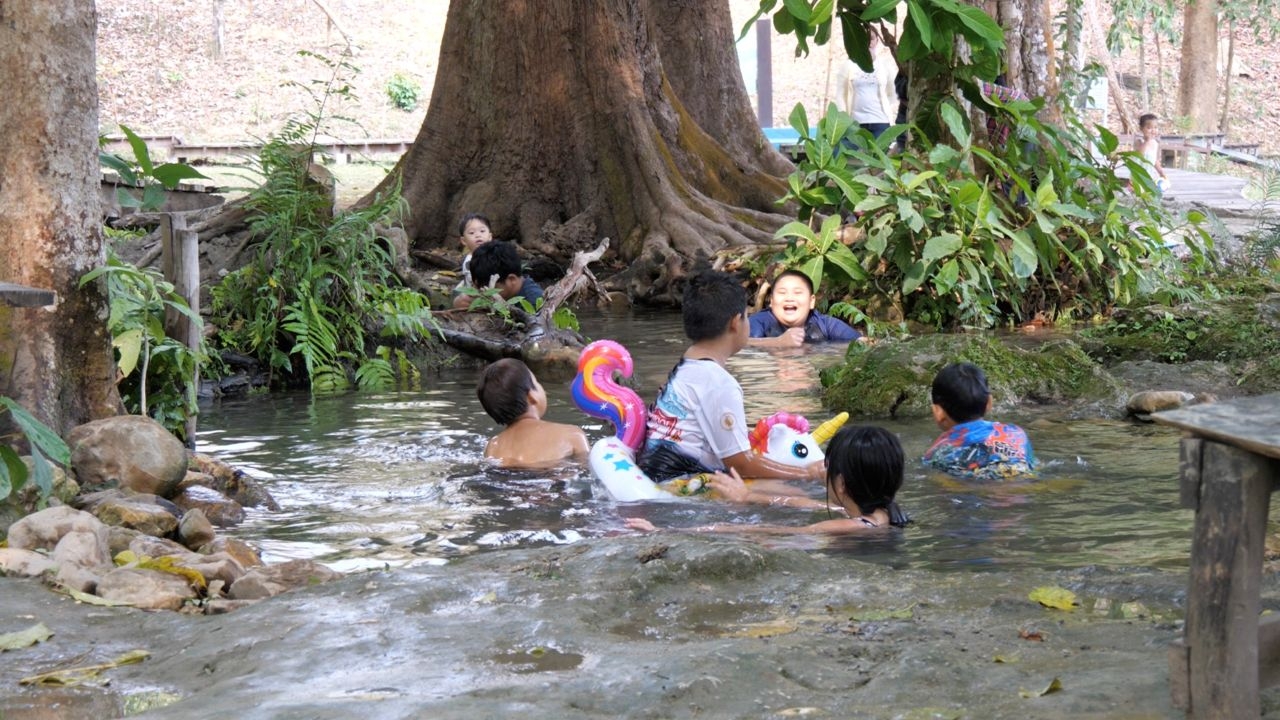 นักท่องเที่ยวนับพันแห่เที่ยวน้ำตกบัวตอง คลายร้อนวันสงกรานต์ที่เชียงใหม่