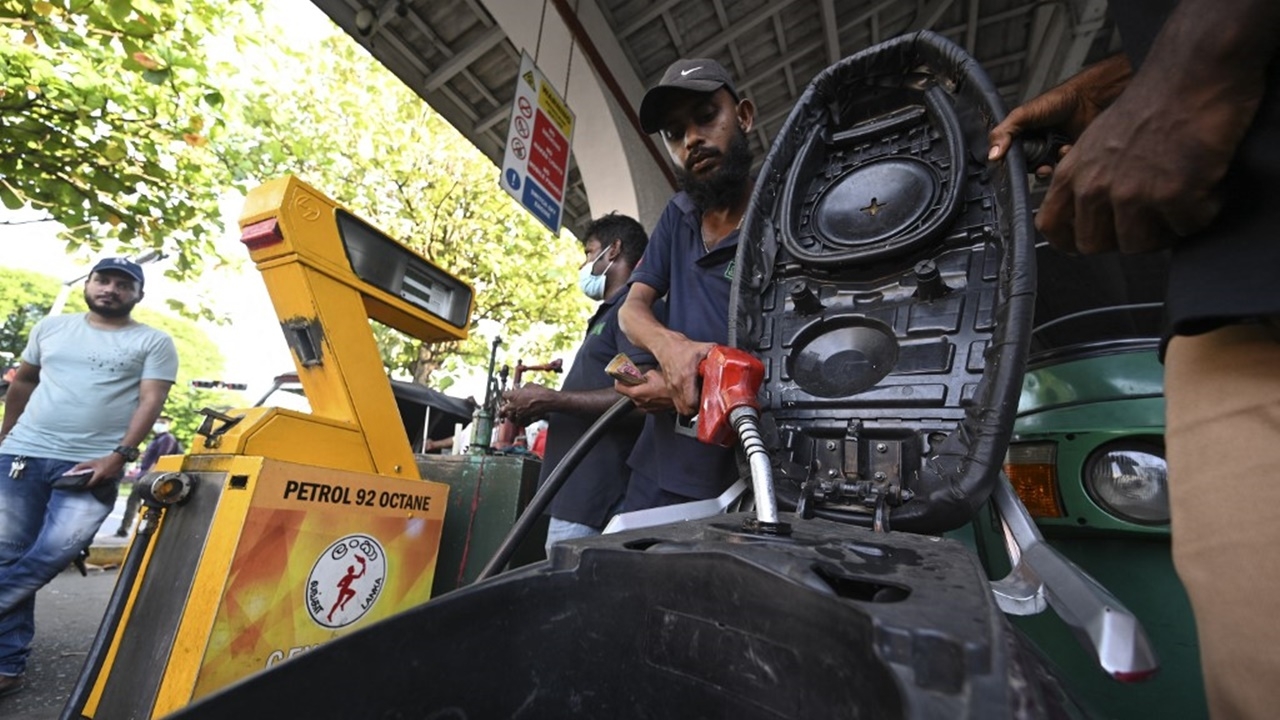 ศรีลังกาวิกฤติหนัก เชื้อเพลิงขาดแคลน ต้องจำกัดการเติมน้ำมัน