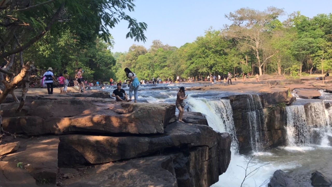 ชาวชัยภูมิจูงลูกหลาน เที่ยวเล่นน้ำตกตาดโตน คลายร้อนส่งท้ายเทศกาลสงกรานต์