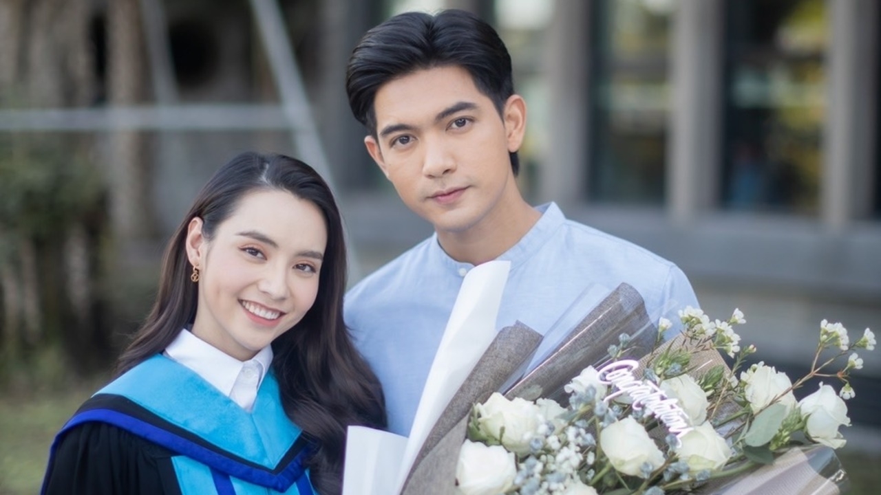 มุกดา นรินทร์รักษ์ รับปริญญาตรี เข้ม หัสวีร์ หอบดอกไม้ร่วมยินดี