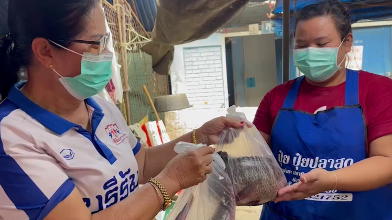 น้ำใจแม่ค้าถูกหวย 2 แสน ขณะรักษาโควิด แจกปลา 100 โล แบ่งปันให้คนลำบาก 