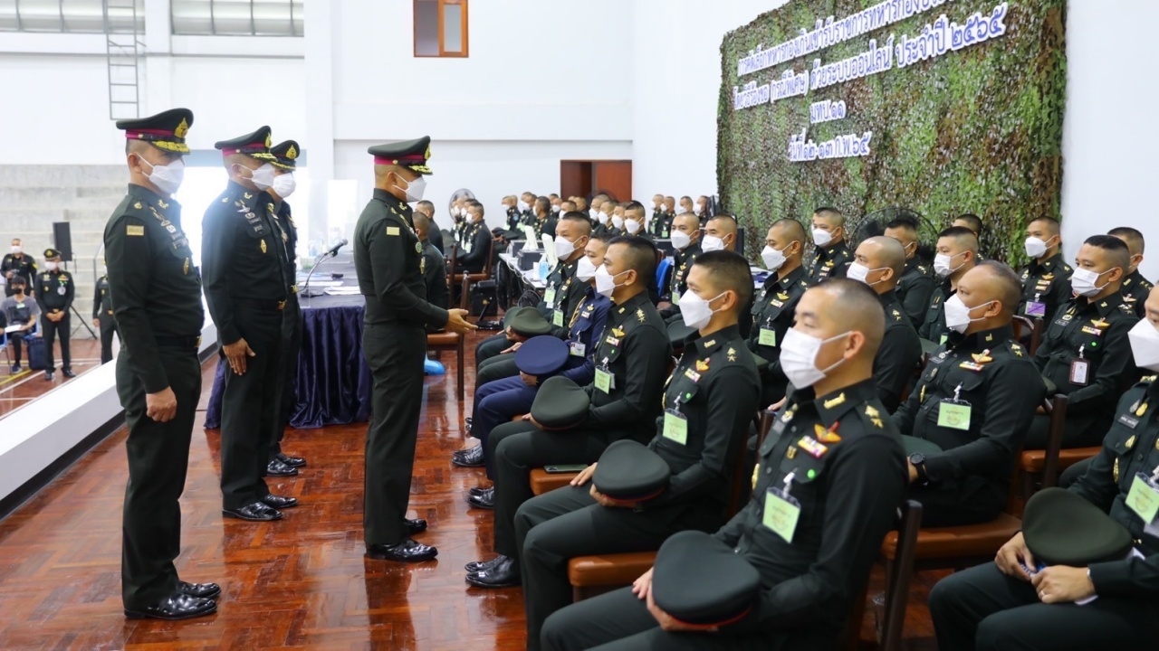 ผบ.ทบ. - มทภ.1 ตรวจเยี่ยมคัดเลือกทหารสมัครใจระบบออนไลน์ ที่ มทบ.11